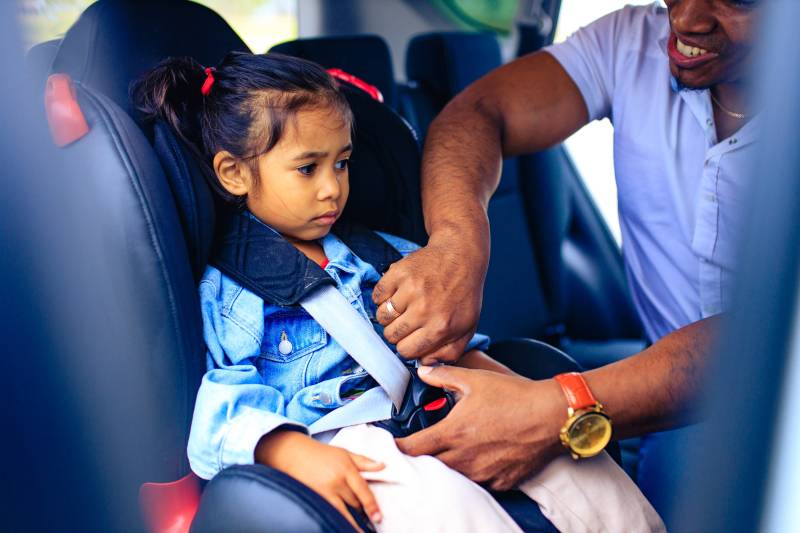 Rzeczy, które musisz wiedzieć o fotelikach samochodowych, aby zapewnić dziecku szczęśliwą i bezpieczną jazdę